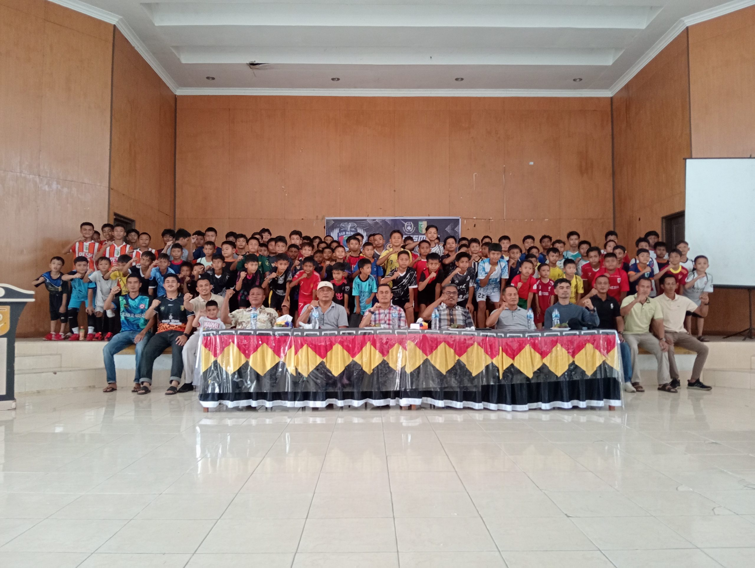 Ketua Askab PSSI KUANSING, Hengky Primahidayat SE “LUNCURKAN” SSB BENUA Kecamatan Benai